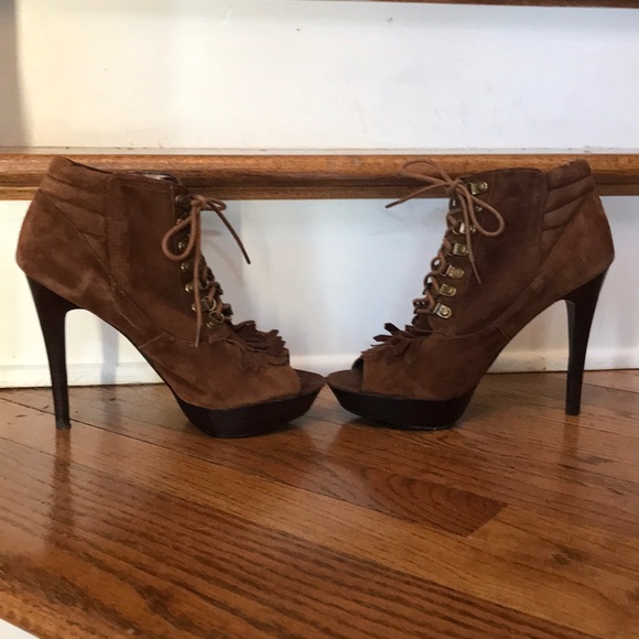 High heel suede bootie, lace up with kilt. - Picture 3 of 5